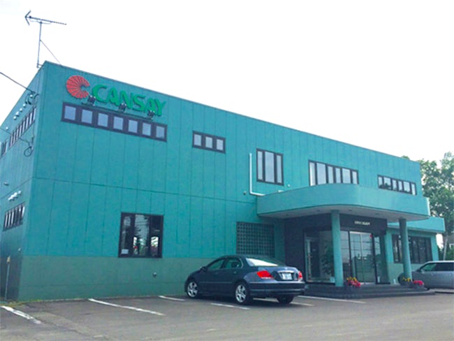 こちらが社屋です。奥に車庫や倉庫があり、敷地は結構広いですよ。マイカーも停め放題です笑