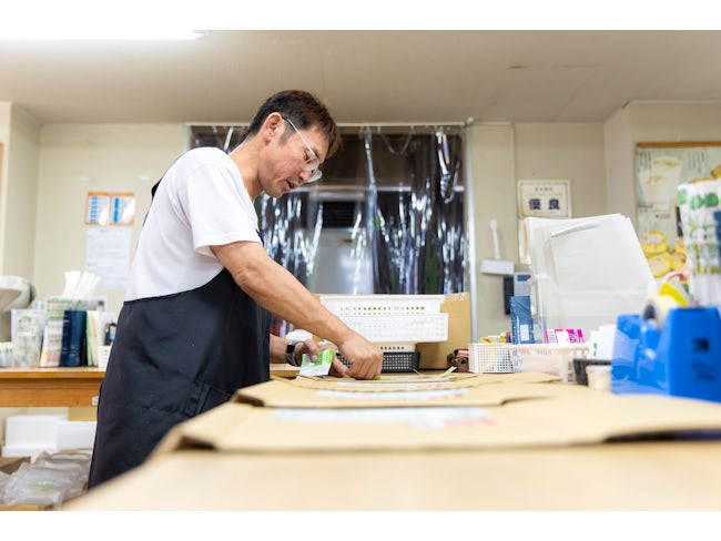 本社2階の配送部門では3名のスタッフが担当。多い時には1日約400件以上の発送準備を行っています。