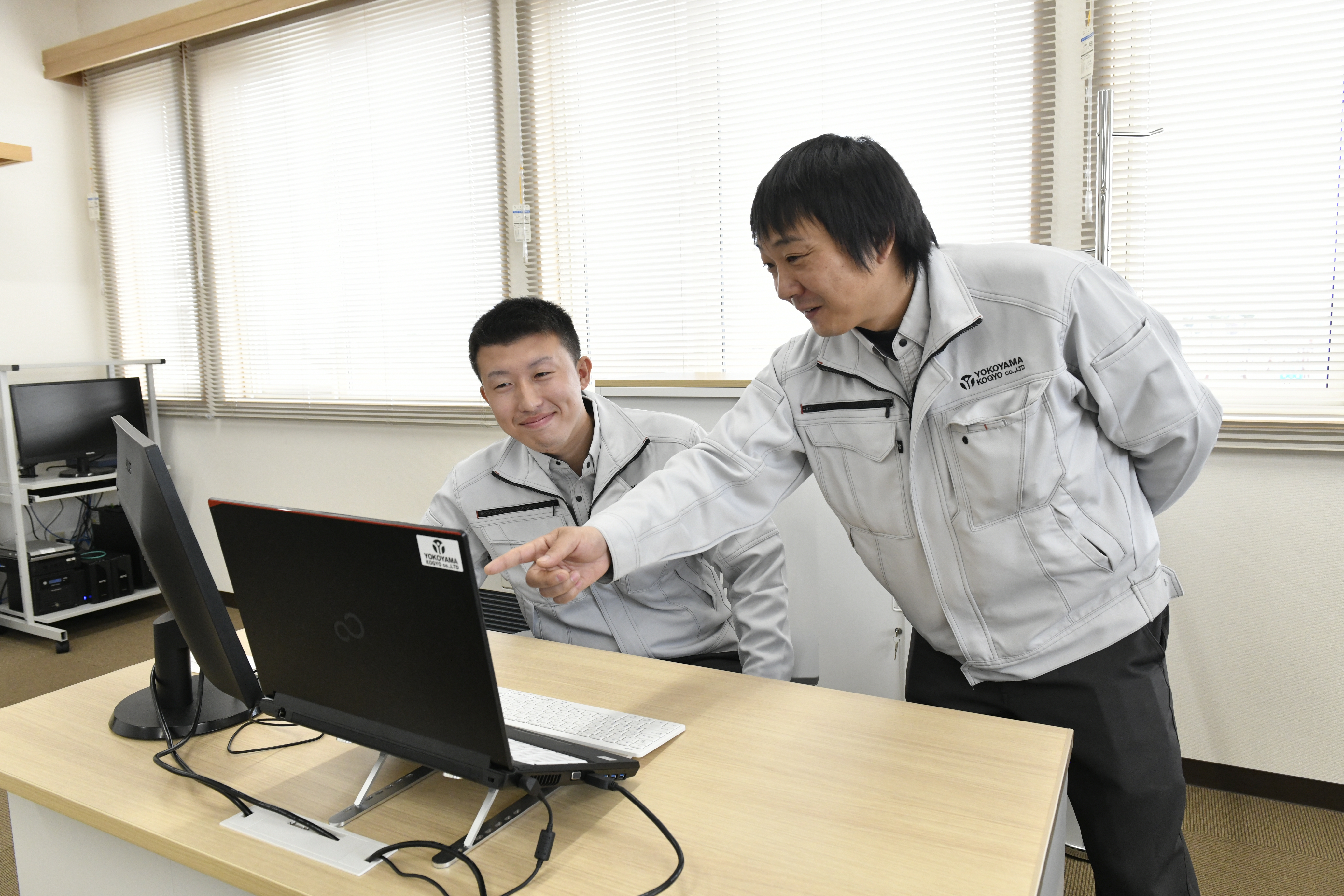 【次世代を担う人材育成にも注力！】
この業界には珍しく、20代や30代社員も活躍しており、活気があります。異業種から転職してきた方もいるので、興味とやる気さえあれば一から学べる体制が整っています。