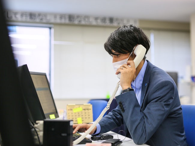 【債権管理の日常】月前半は架電が多め。担当にもよりますが、事務所にいることが多いです。月後半は入居者への訪問が中心で、DMや電話も組み合わせながら、状況のヒアリングで住居まで出向くことも。
