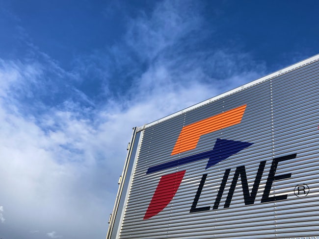 <2025年度入社した社員の声>
【Sさん】フォークリフト未経験でしたが、補助作業から業務の流れを一つずつ習得。今では担当エリアの管理も任されるようになりました。基礎から学べる環境で、安心して成長できます。