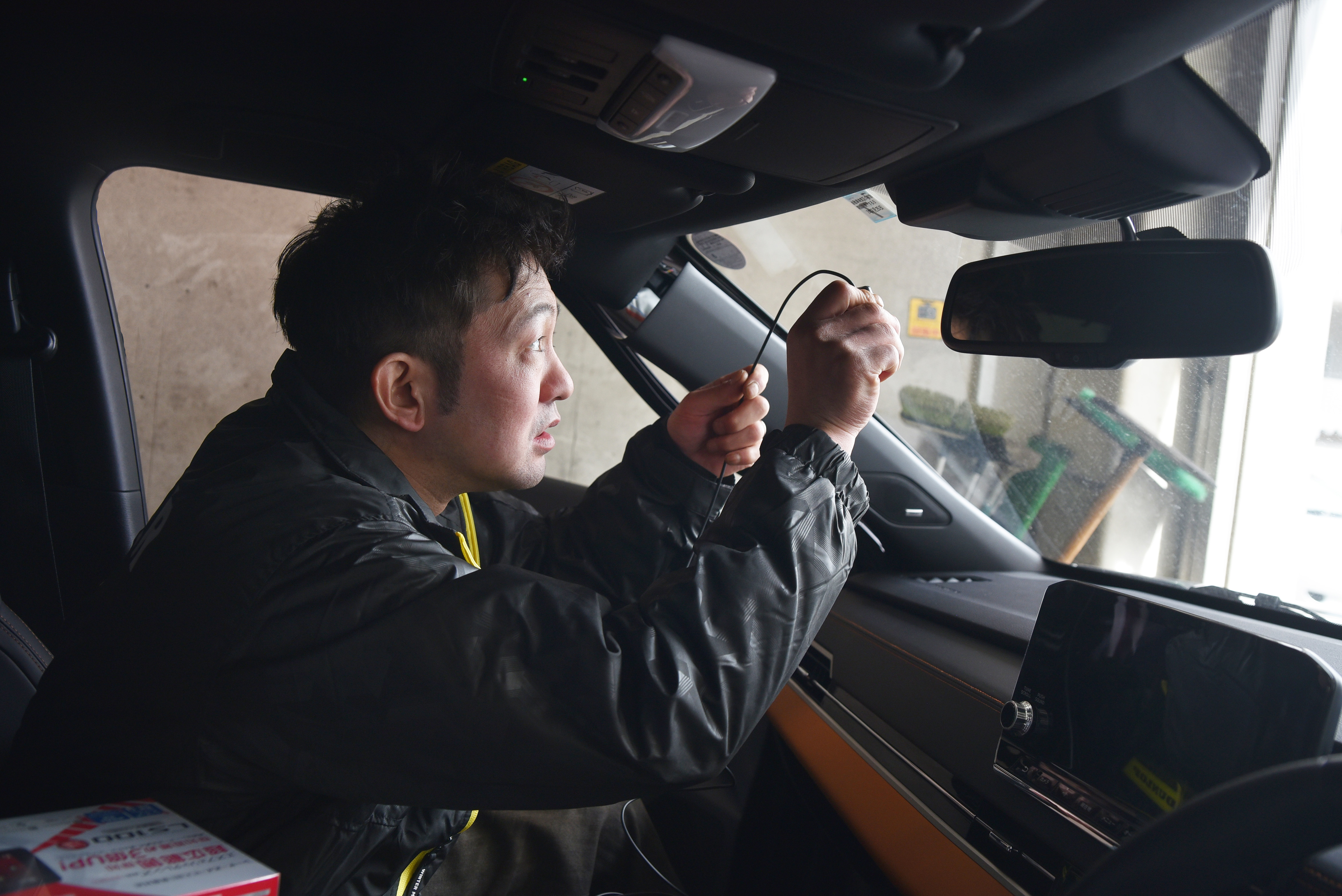 軽整備はドラレコ・エンジンスターター・ナビなど電装部品の取付け、タイヤ交換・オイル交換がメインとなります。故障の修理や車検などは弊社の別拠点で一括しているので、各店舗ではこれらの作業は一切ありません。