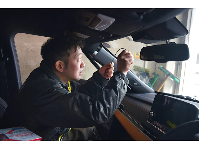 軽整備はドラレコ・エンジンスターター・ナビなど電装部品の取付け、タイヤ交換・オイル交換がメインとなります。故障の修理や車検などは弊社の別拠点で一括しているので、各店舗ではこれらの作業は一切ありません。