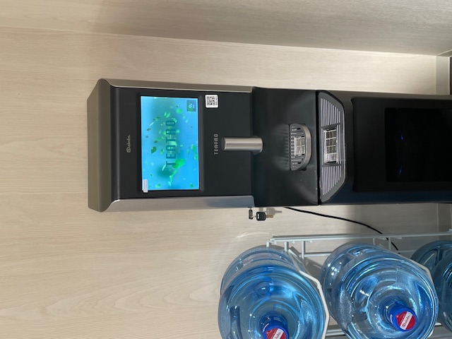 こちらは休憩室内の給茶機。冷たいお茶や温かいお茶（煎茶・ジャスミン茶・ほうじ茶）などが飲み放題です。