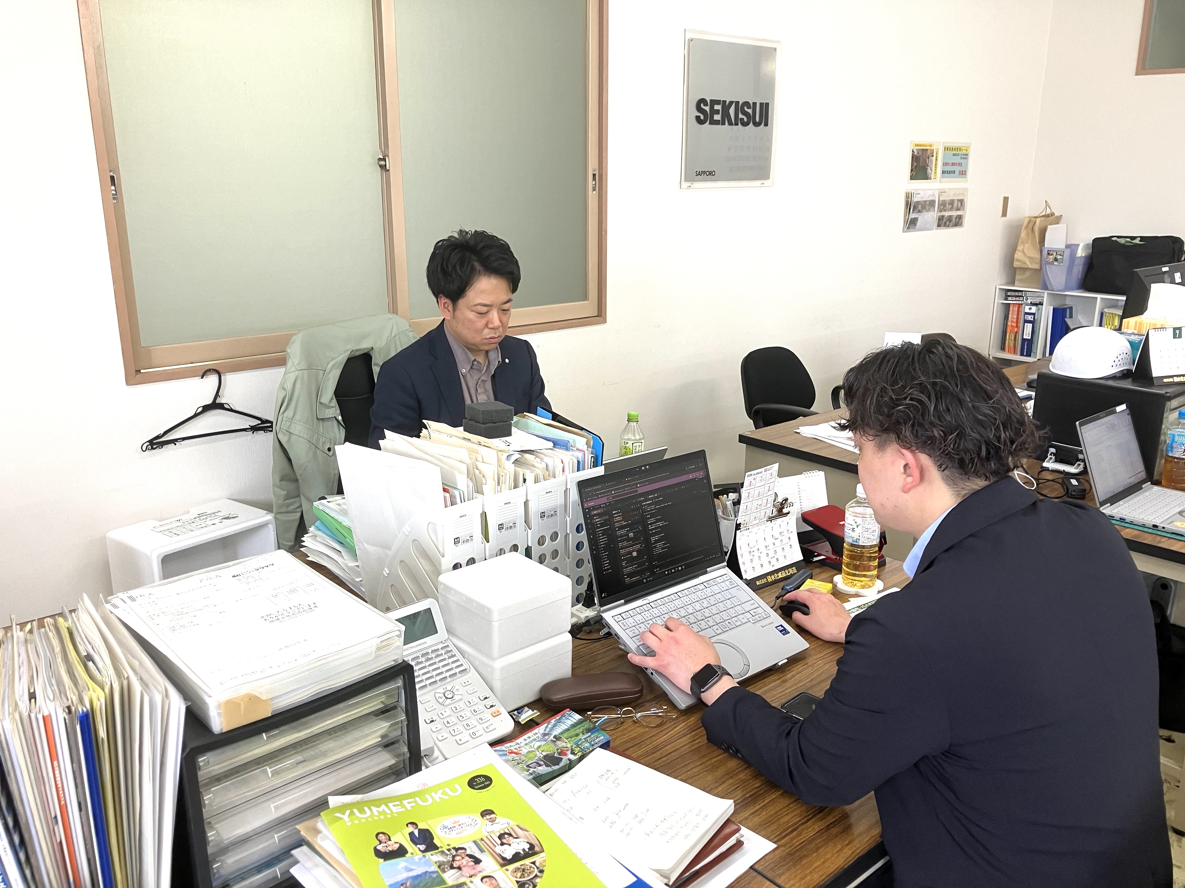 お客様に訪問する前の打ち合わせの様子。過去の取引状況や時期特性などを頭に入れ、最適な提案ができるように準備をすすめます。