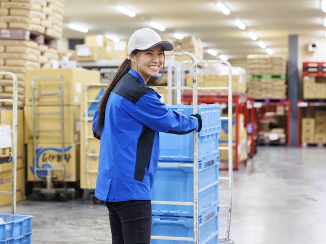 【業務負荷の軽減】積極的な台車活用も進めており、手積み手降ろしなど体力的な負担を軽減しています。