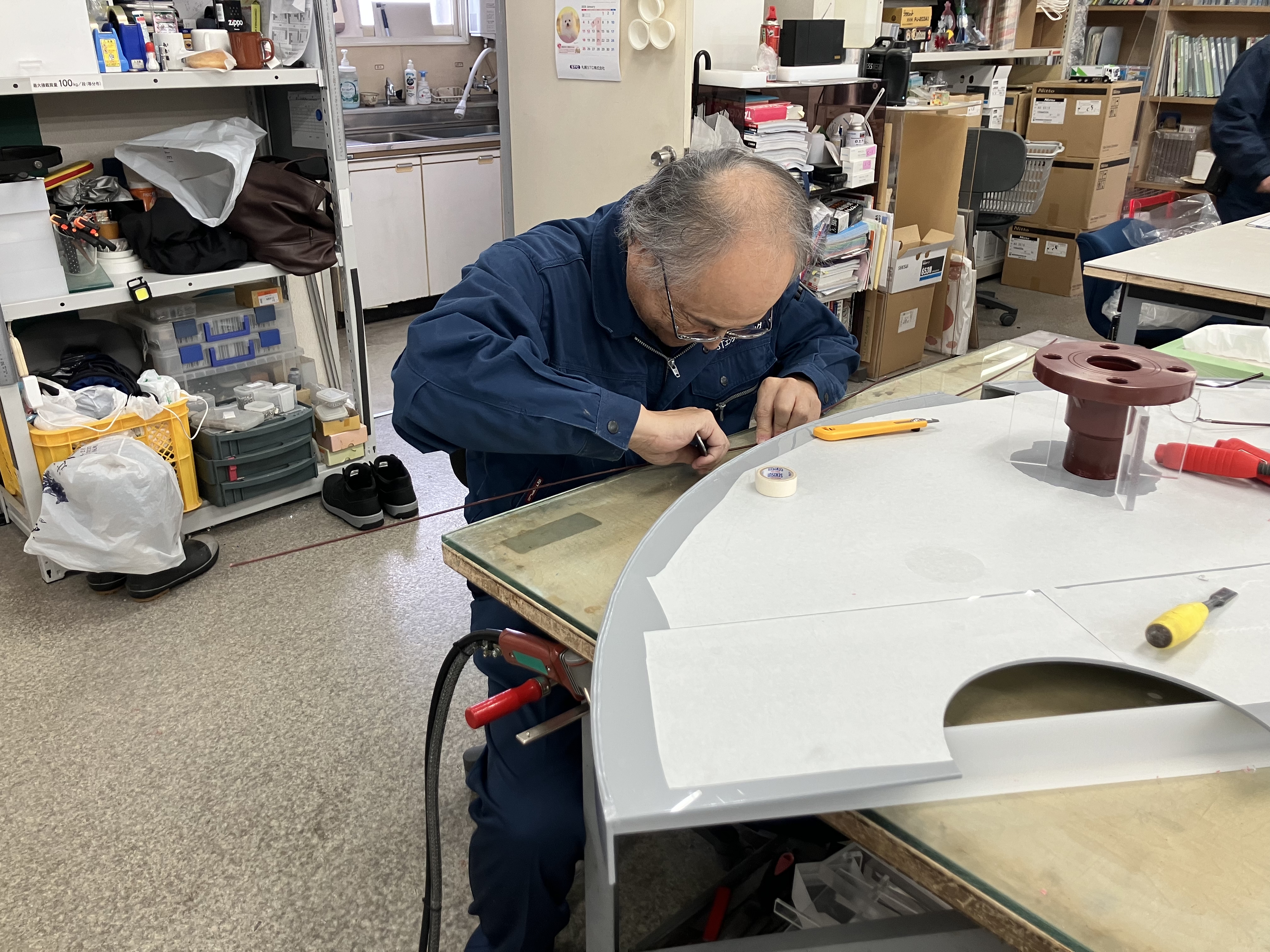 【作業3】パーツが出来上がったら、図面の通りに組立を行います。タンクなどを作る時は、水が漏れないように樹脂を使って溶接（接着）も行います。