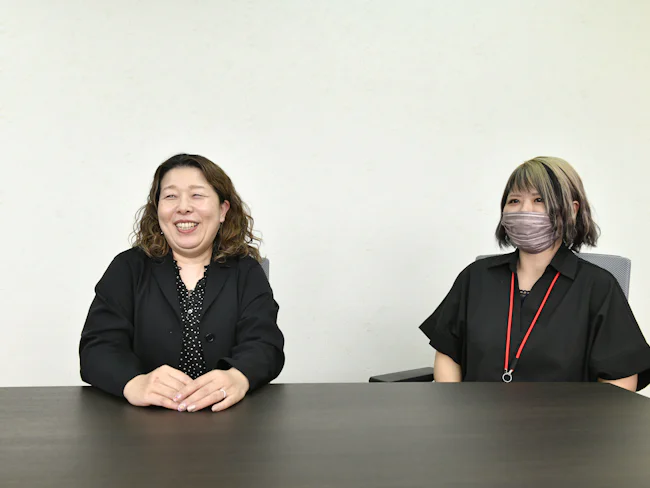 ◇スーパーバイザー/E(入社5年目・写真右)
◇リーダーコミュニケーター/W(入社4年目・写真左)<その1>