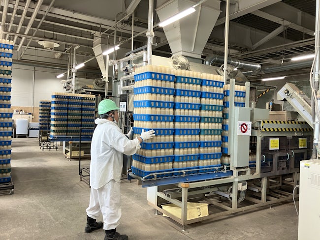 <工場内作業②>新しい培地を詰める機械にセットしていきます。慣れてる方は5〜6段まとめて持っていますが、無理せず少しずつ積んでいってください。
