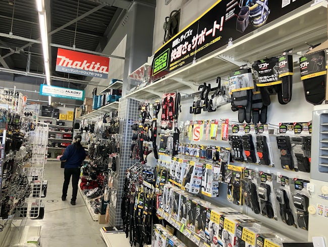 輸入資材・建築金物などのプロショップとして各メーカー商品、自社オリジナル商品を含め、様々な商品が陳列しています。お客様は建設関係の業社様が9割、DIY好きの方など一般のお客様が1割です。