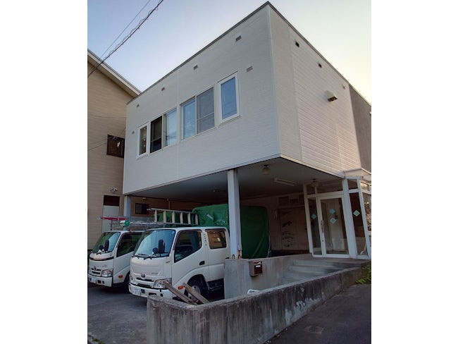 当社外観です。まずは会社に出社し、その後メンバーでまとまって現場へ向かいます。
