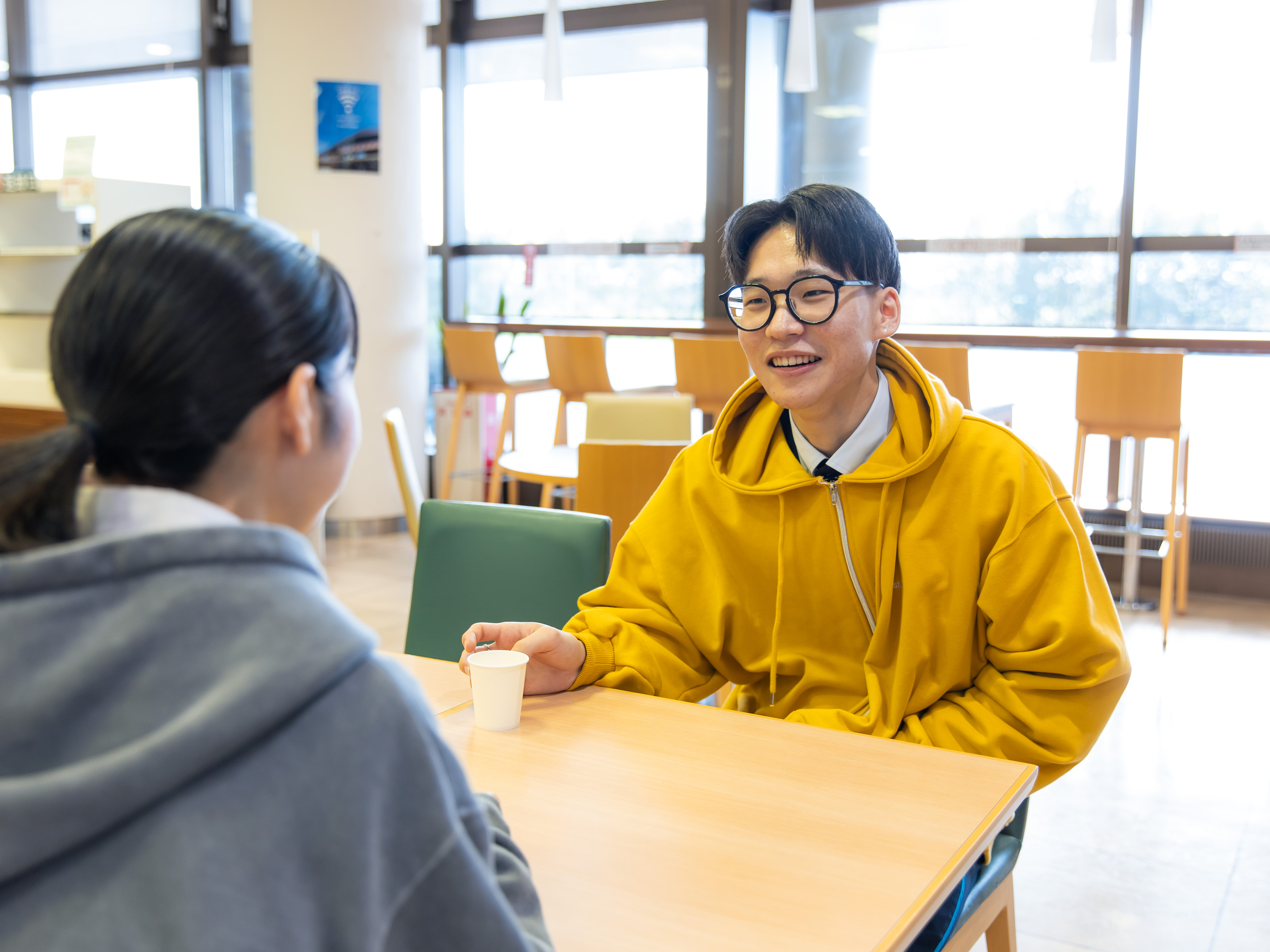 勤務は空港の屋内なので、夏の暑さや冬の雪も関係ありません。
夜勤もないため、生活リズムも安定しますよ