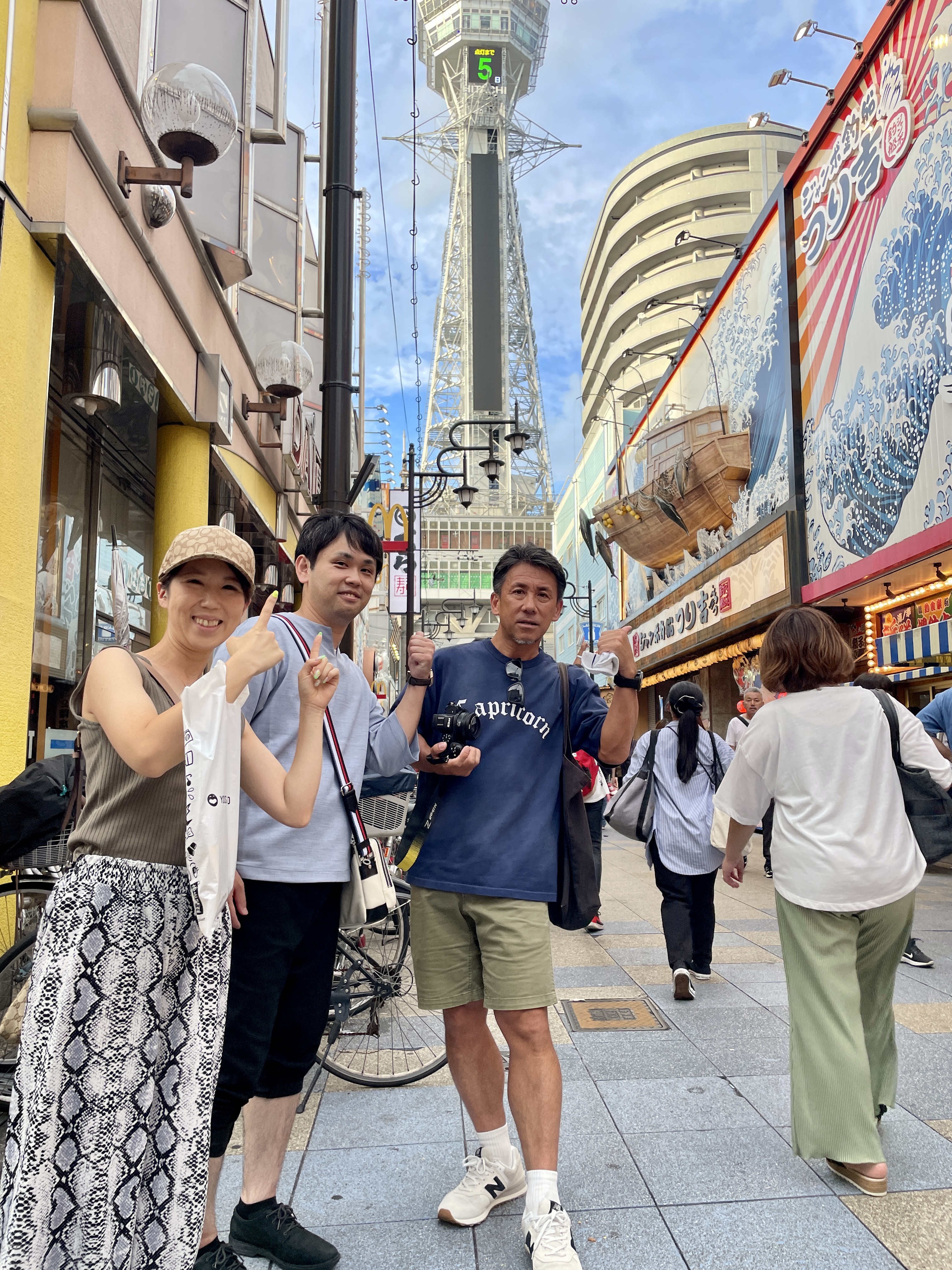社員旅行で大阪へ行ったときの写真です。雰囲気の良さには自信があります！皆さん人柄が良く、新しく入社される方も温かくお迎えします。お仕事も覚えやすいようにしっかりサポートしますよ。
