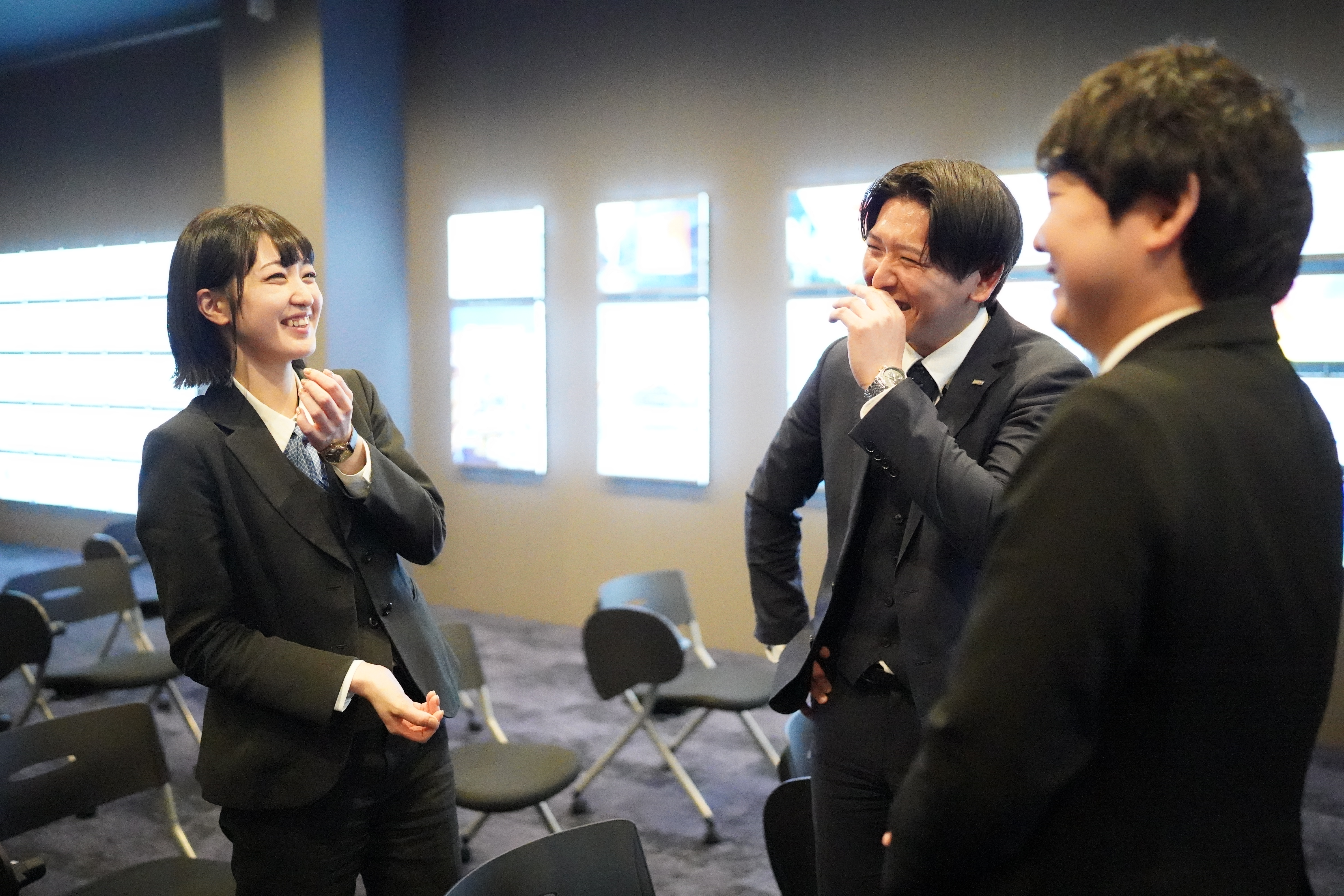 入社後は店舗でのOJTに加え、チーム全体でフォローするスタイル。個人プレーではなく全員で最適解を出すから、異業種出身者も活躍できます。相談しやすさ抜群の職場で、不動産のキャリアをスタートしましょう！