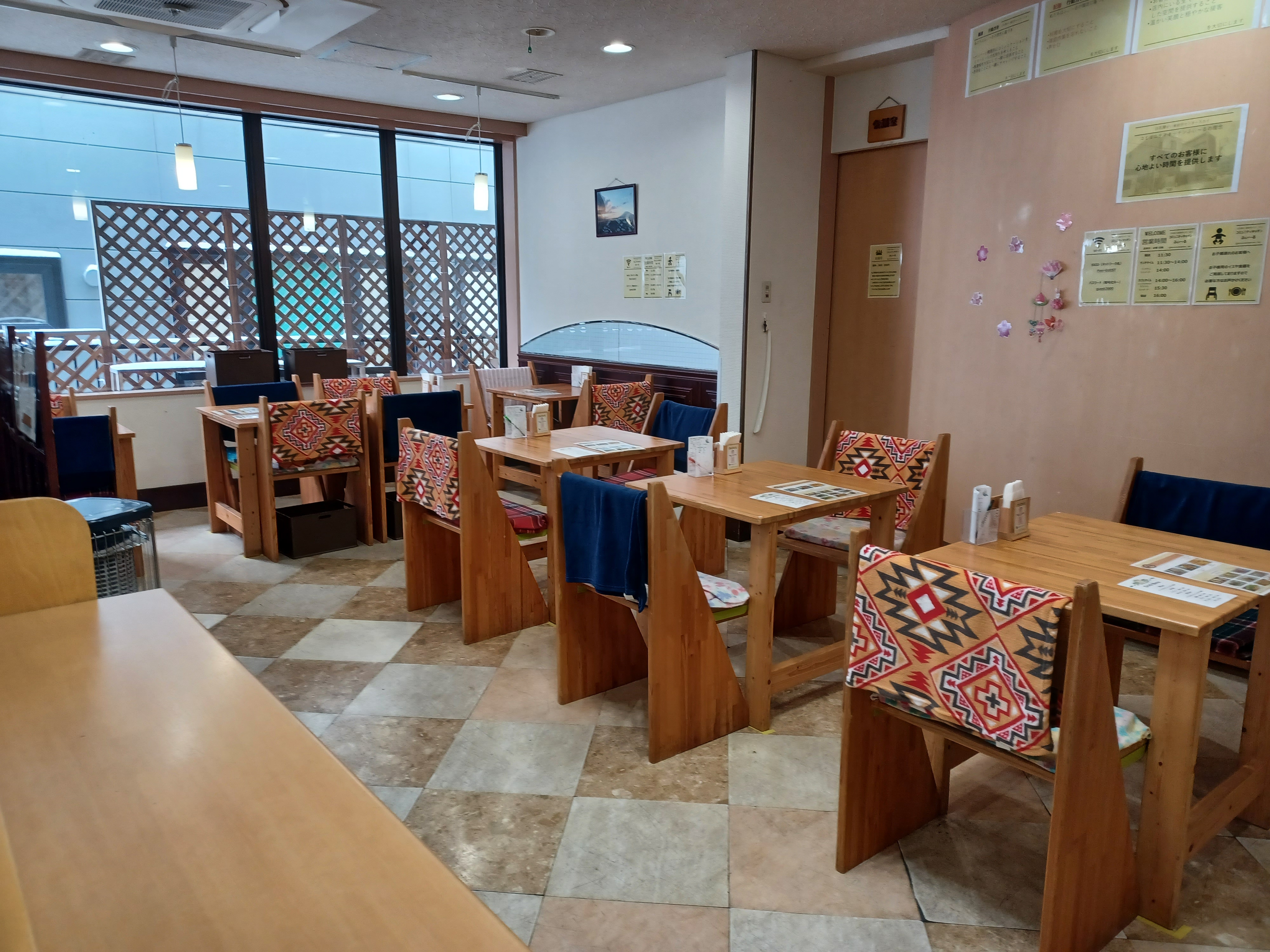 「残業はできるだけせずに帰る」という方針なので、定時に帰ることが多いです。月平均10時間程度ですので、プライベートの時間も大切にできますよ。ご家庭をお持ちの方も多数活躍中です。