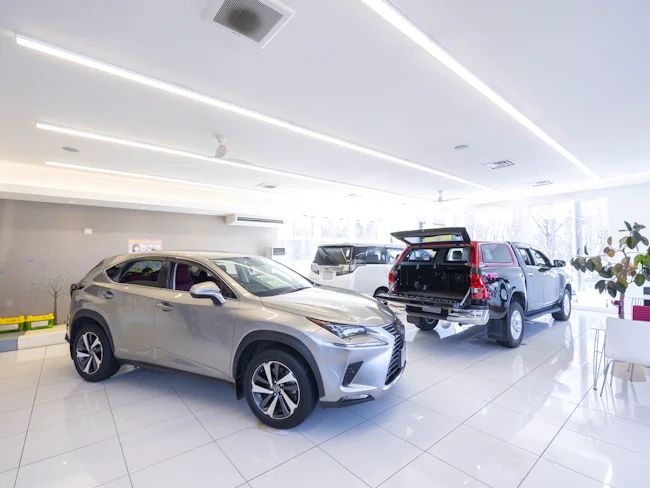 中古車市場だけでなく、国内外のディーラーともネットワークを築いています。「中古車を下取りし新車がほしい」という顧客ニーズへ対応できることも、当社の業績が伸びている大きな理由の一つです。