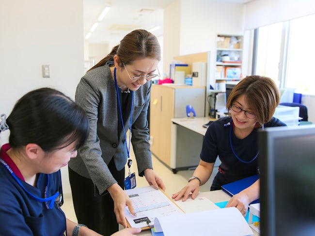会社の重要な情報を扱う経理部門は、人数が多くないからこそ、チームワークとコミュニケーションが大切。