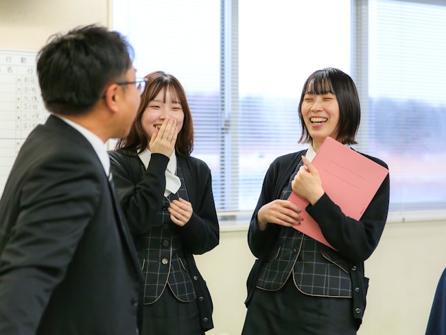 【すぐに話せる環境】社員同士気軽に話し合うことができる社風。もしも何かトラブルや困ることが出てきた時にはすぐに周囲に相談できる環境が整っています。
