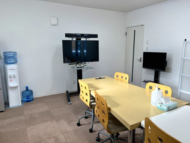 休憩室には、ウォーターサーバー、電子レンジ、テレビ、空気清掃機を完備しています。
落ち着いた空間でゆっくりとお昼休憩出来ます。