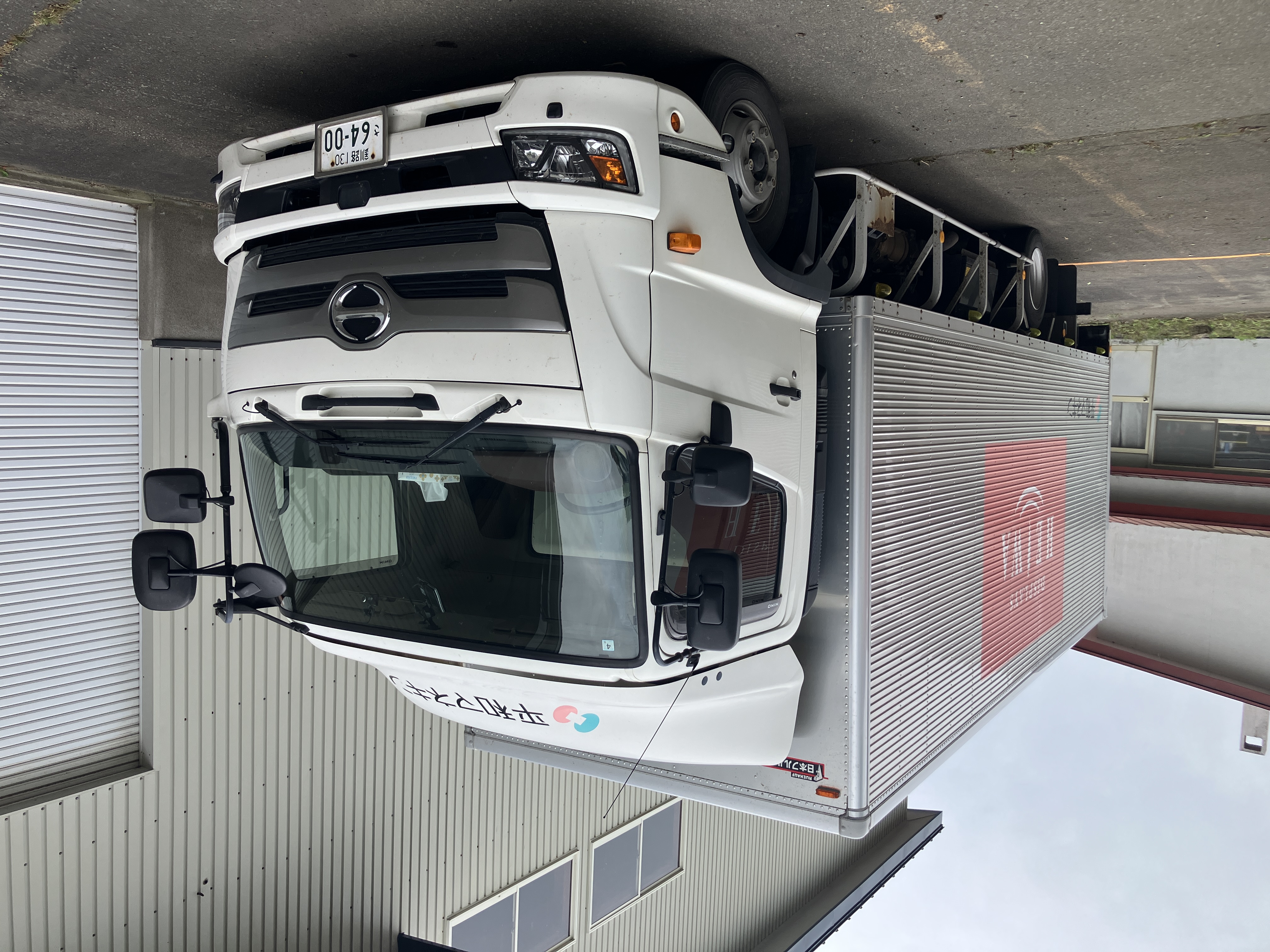 車両はハイエース・小型トラック・4tトラックの3種類。商品配送はトラックよりもハイエースメイン！トラックの運転に必要な中型免許などの費用は会社が全額負担しますので、応募時に普通免許のみでも安心です。