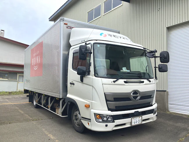 車両はハイエース・小型トラック・4tトラックの3種類。商品配送はトラックよりもハイエースメイン!トラックの運転に必要な中型免許などの費用は会社が全額負担しますので、応募時に普通免許のみでも安心です。