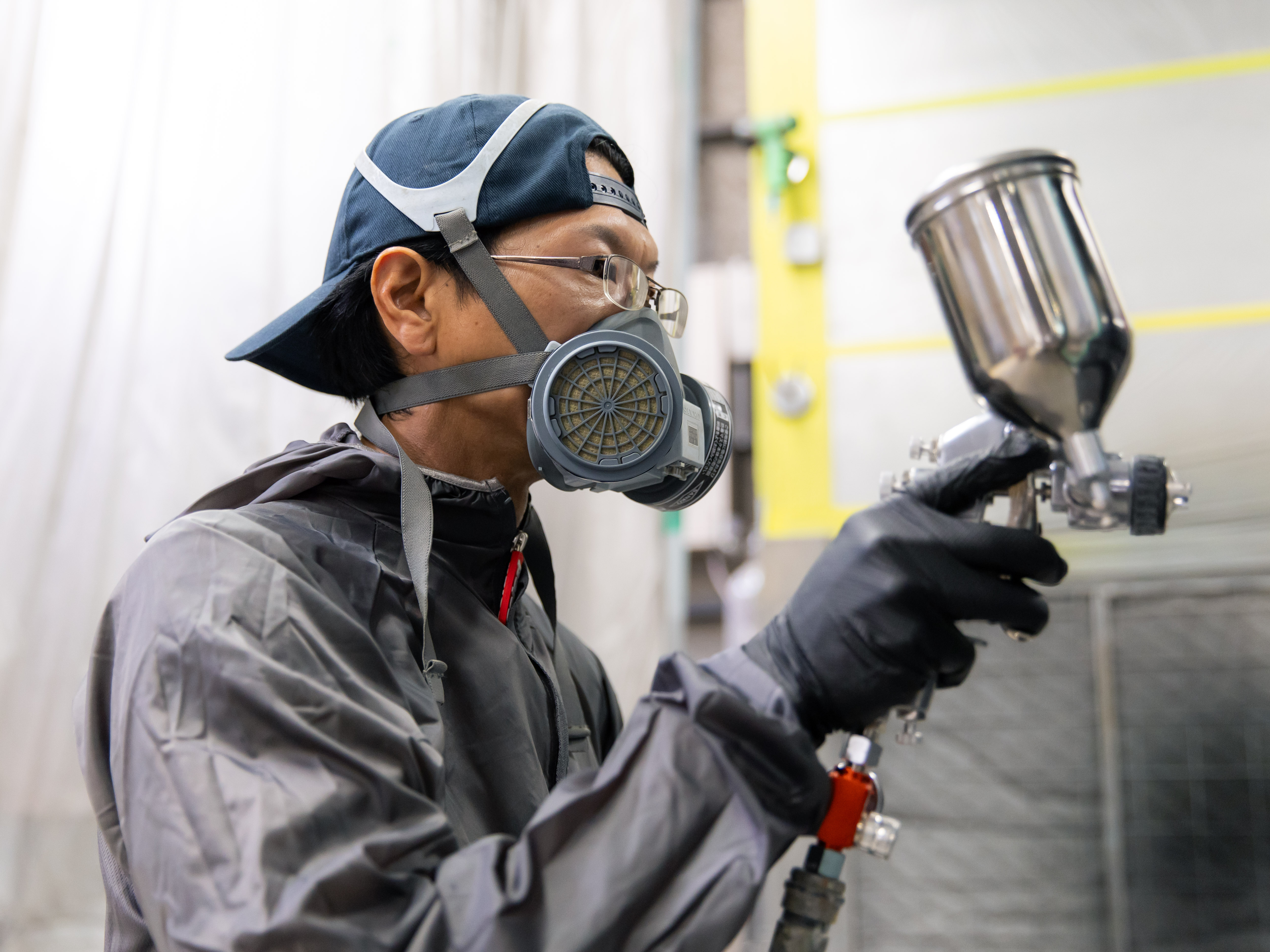 塗装は整備の最後の仕上げ。色味のわずかな違いで車の印象がガラッと変わるので、難しい作業ですが、そこがやりがいにも感じています。色がキレイに完成したピカピカの車を見るのがこの仕事の醍醐味ですね。