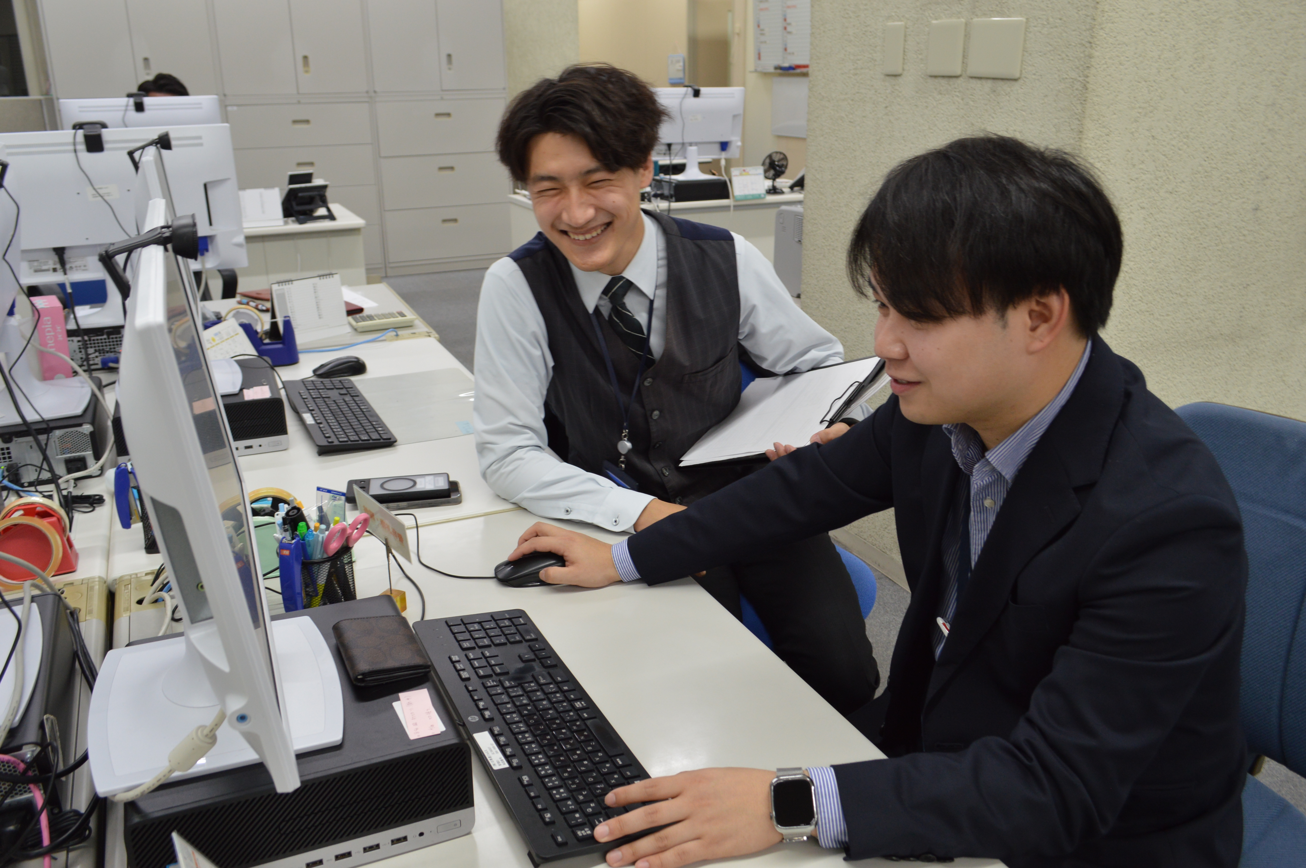 最初は先輩についてスタート。
安心して独り立ちできるよう、一からお教えしますよ！