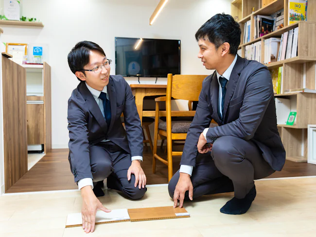採寸や計算もありますが、必要なスキルは「算数レベル」で十分!専門知識以上に、お客様に寄り添う「人柄」や丁寧な姿勢が何より活きるお仕事です。人との関わりを大切にしたい方に合います。