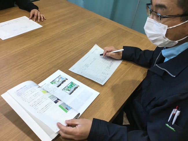 ウィンカーの出し方やアクセル・ブレーキのかけ方等、運転技術も教えていきます。
実車研修は勤務先で行うので、実際のルート等を周りながら実践に向けた研修を行います。