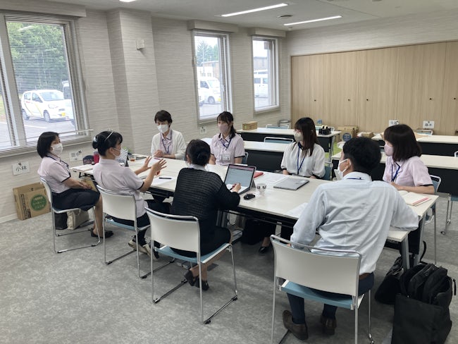 こちらは、社員の会議風景。情報共有をおこない、チーム一丸となってヤクルトの「価値普及」に従事しています。