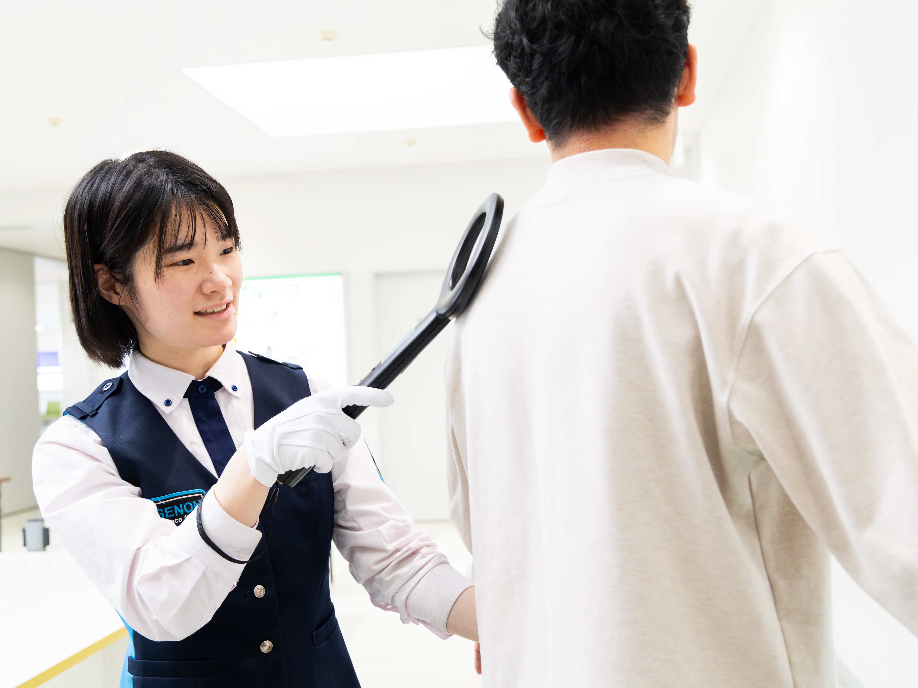ボディチェックでは、専用の機械（金属探知機）を使って検査業務を行います。使い方は一つ一つしっかりとお教えしていきます。難しい内容ではないのでご安心を。きっとすぐに対応出来ると思います。