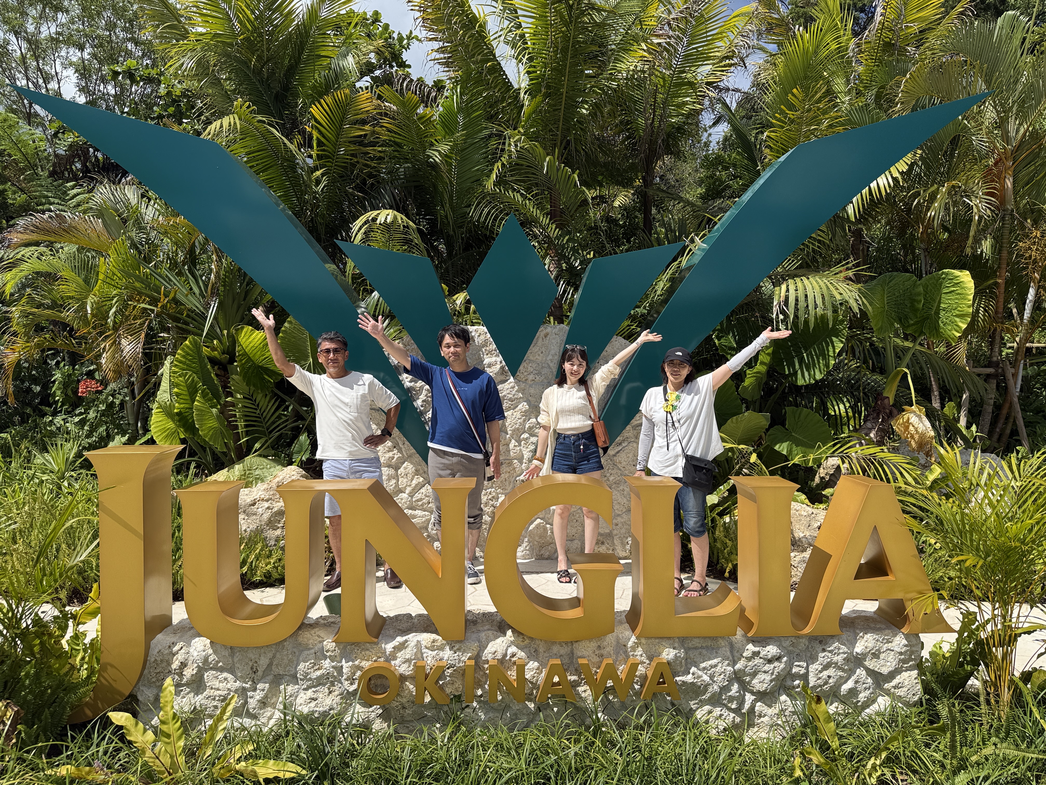 社員旅行で沖縄へ行ったときの写真です。雰囲気の良さには自信があります！皆さん人柄が良く、新しく入社される方も温かくお迎えします。お仕事も覚えやすいようにしっかりサポートしますよ。
