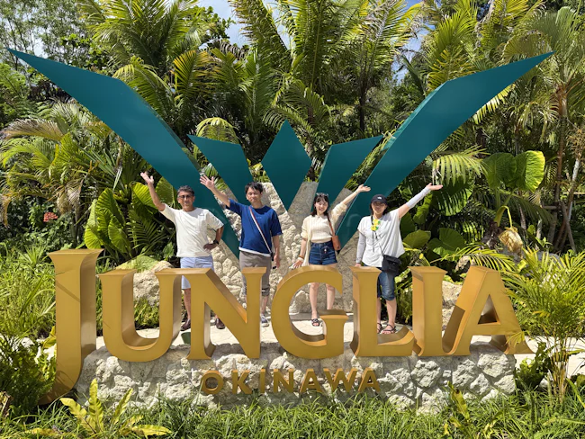 社員旅行で沖縄へ行ったときの写真です。雰囲気の良さには自信があります!皆さん人柄が良く、新しく入社される方も温かくお迎えします。お仕事も覚えやすいようにしっかりサポートしますよ。