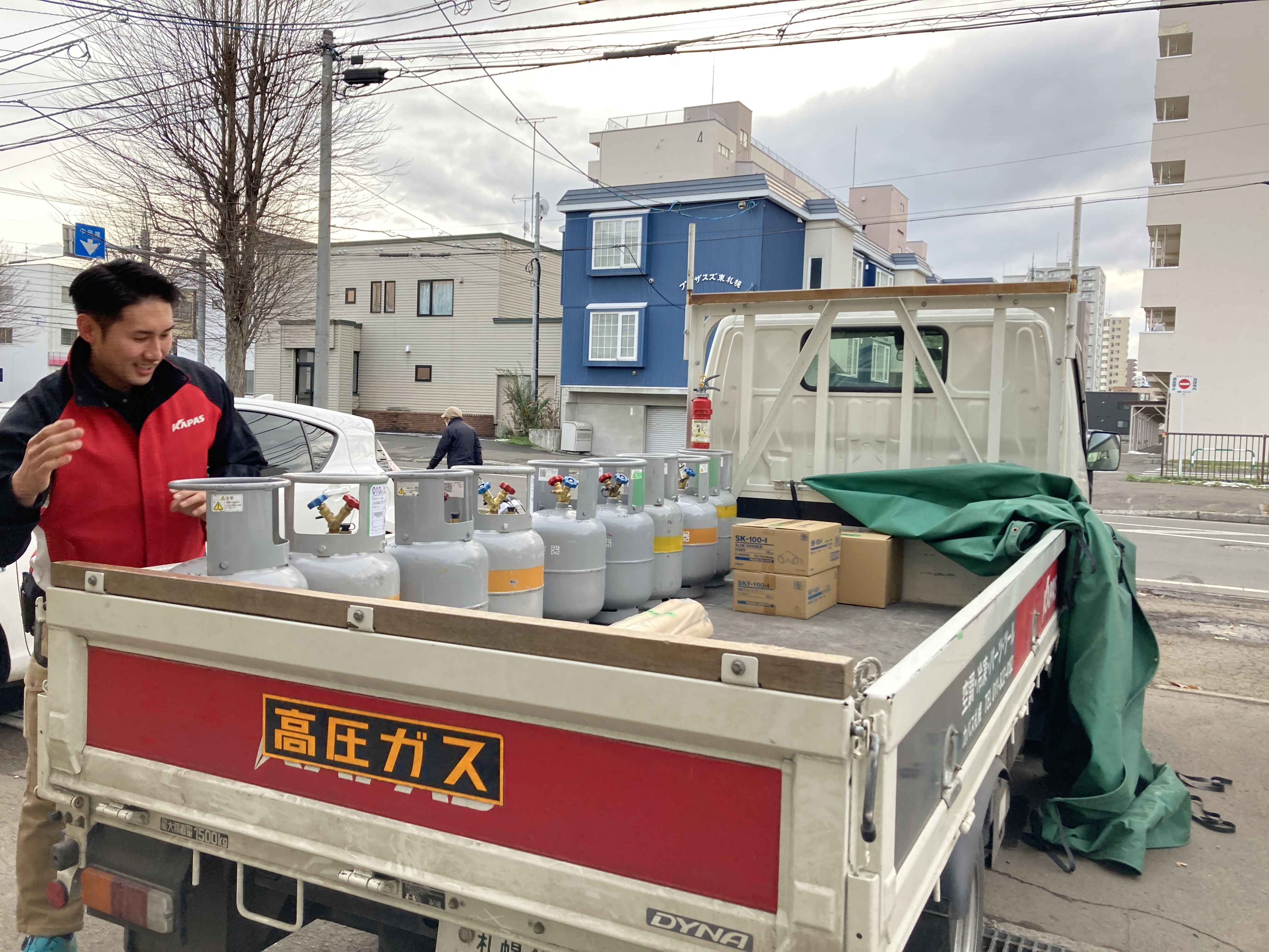 たわいない雑談から商談に繋がることも！
商材は自分達でお届けするので、お客様の感触も掴めるし、なにより
「ありがとう！助かったよ！」と
直に言って貰えるのも、嬉しいポイント。