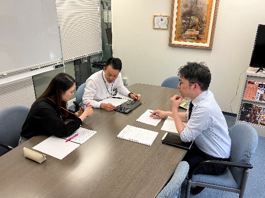 先輩や上司、さらには統括にも気軽に相談できる環境です。わからいことや困ったことがあれば、みんなで解決に向け話しができる職場です。チームワーク最高！
