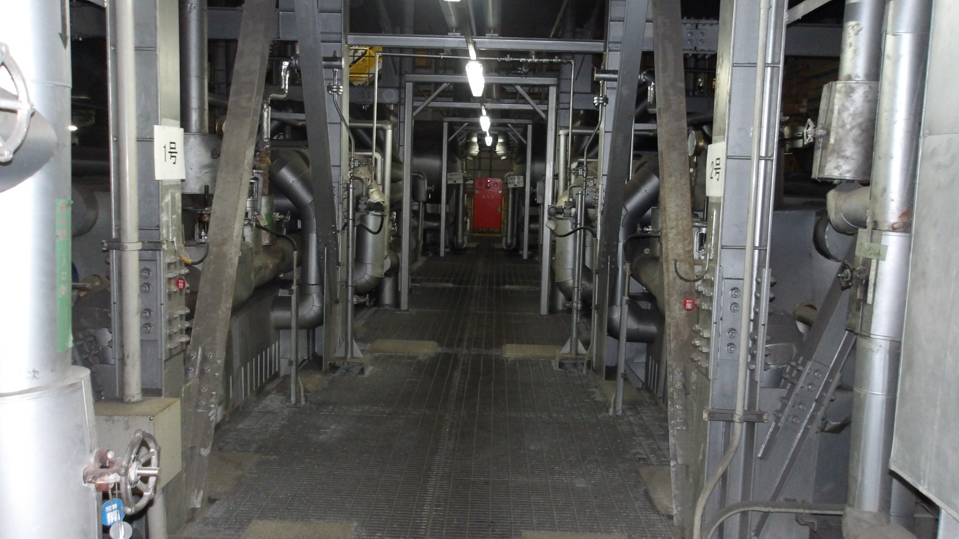 近年のごみ処理プラントは、環境保全意識の高まり、熱エネルギーの利用、再資源化技術の導入などにより、複雑化しています。私達は施設の運転・管理のため、チーム制で施設の安全・安定運転に取り組んでいます。