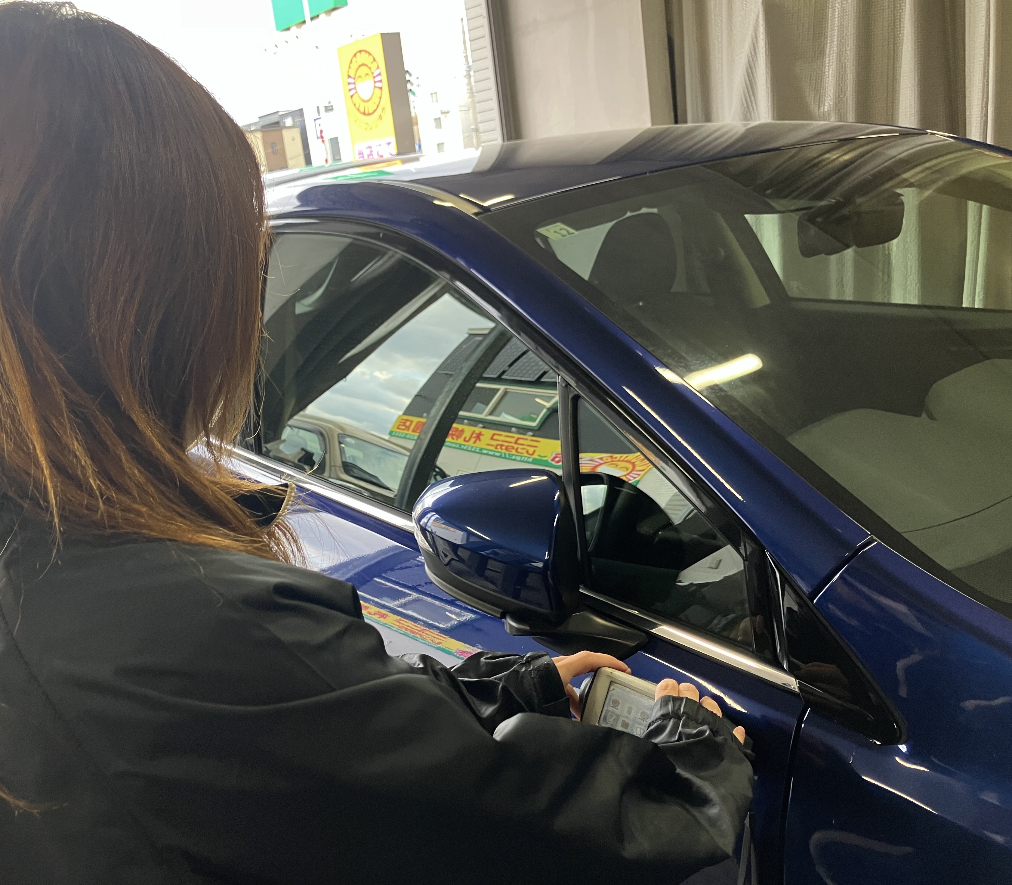 ピッカーズは全国展開しており、料金が記載された専用定規や、車にあてるだけで塗装の配合をしてくれる専用カメラなど、システムも整っているため、未経験からでもスタートしやすい環境が整っています。