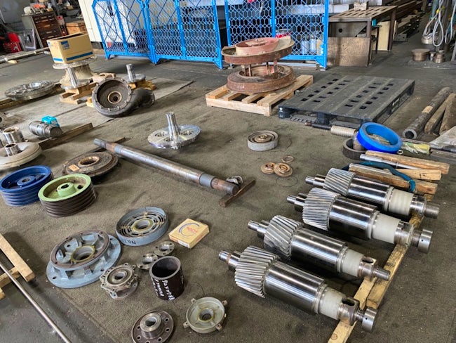 北海道内外のあらゆる機械の部品で依頼が届きます。ひとつひとつ、用途や目的に応じて、オーダーメイドの補修を提案し、加工します。