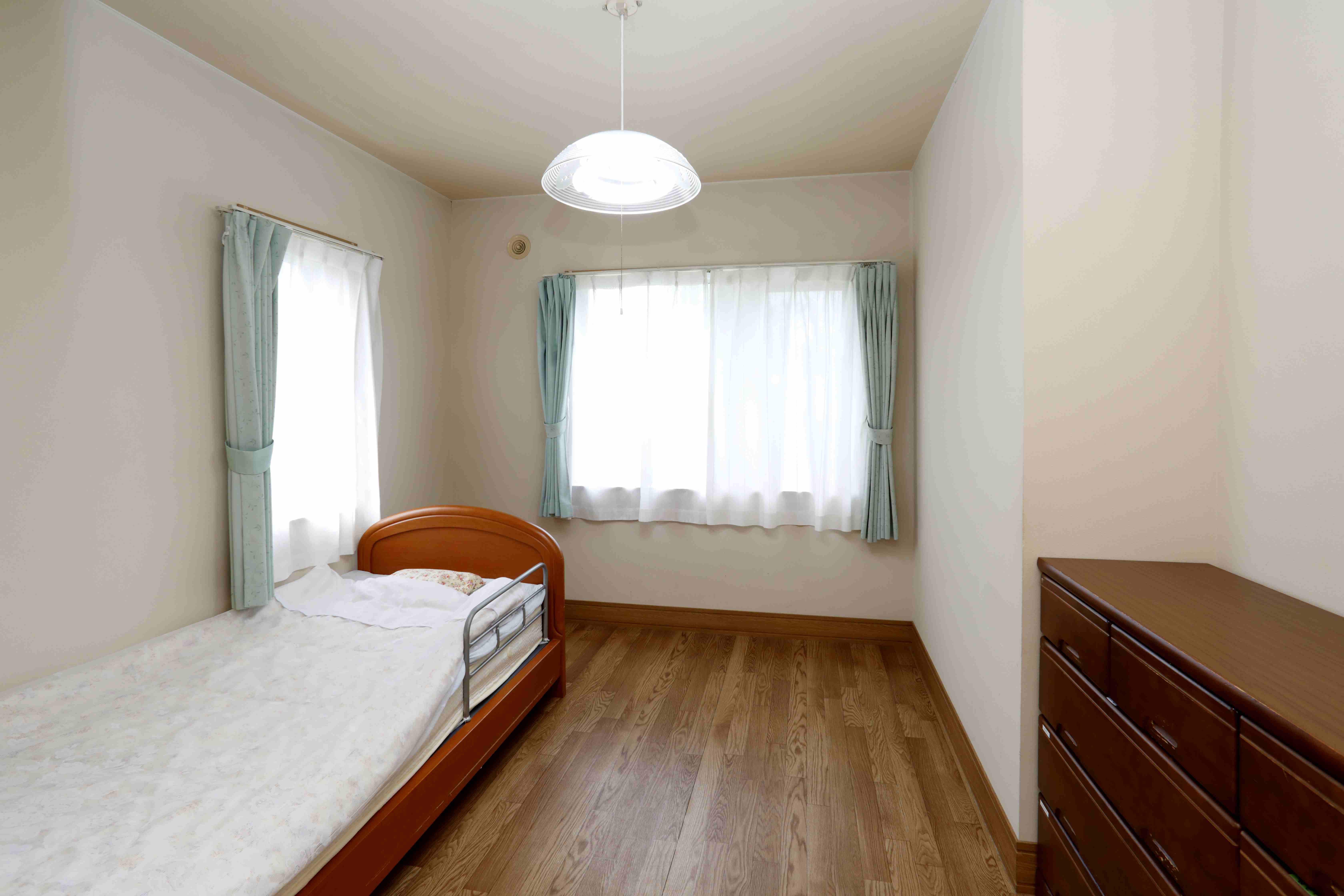 明るいく広々とした居室