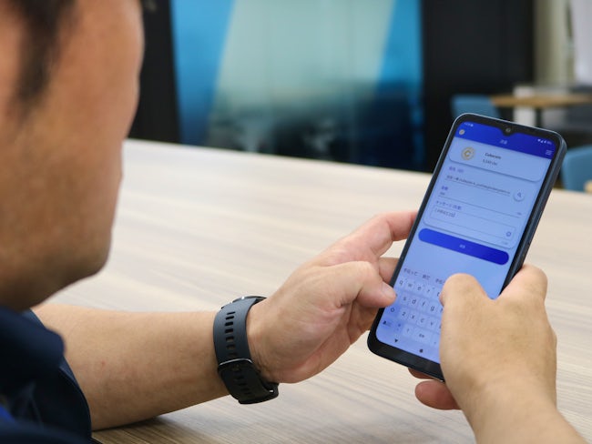 社員同士が感謝や称賛を送り合える「スマイルシェアプロダクト」。チャットや気遣いに社内通貨が付与される制度で、貯まった社内通貨は社内のお菓子・ジュースや、飲食店や映画などのギフトカードと交換が可能です。