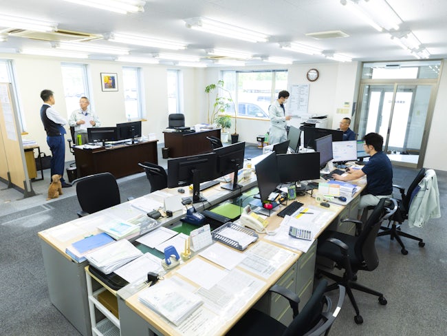 大型免許のみをお持ちの方も、会社の費用負担でけん引免許を取得できます。トレーラー経験がなくても、経験豊富な先輩がマンツーマンで指導し、安心して一人立ちできるまでサポートします。