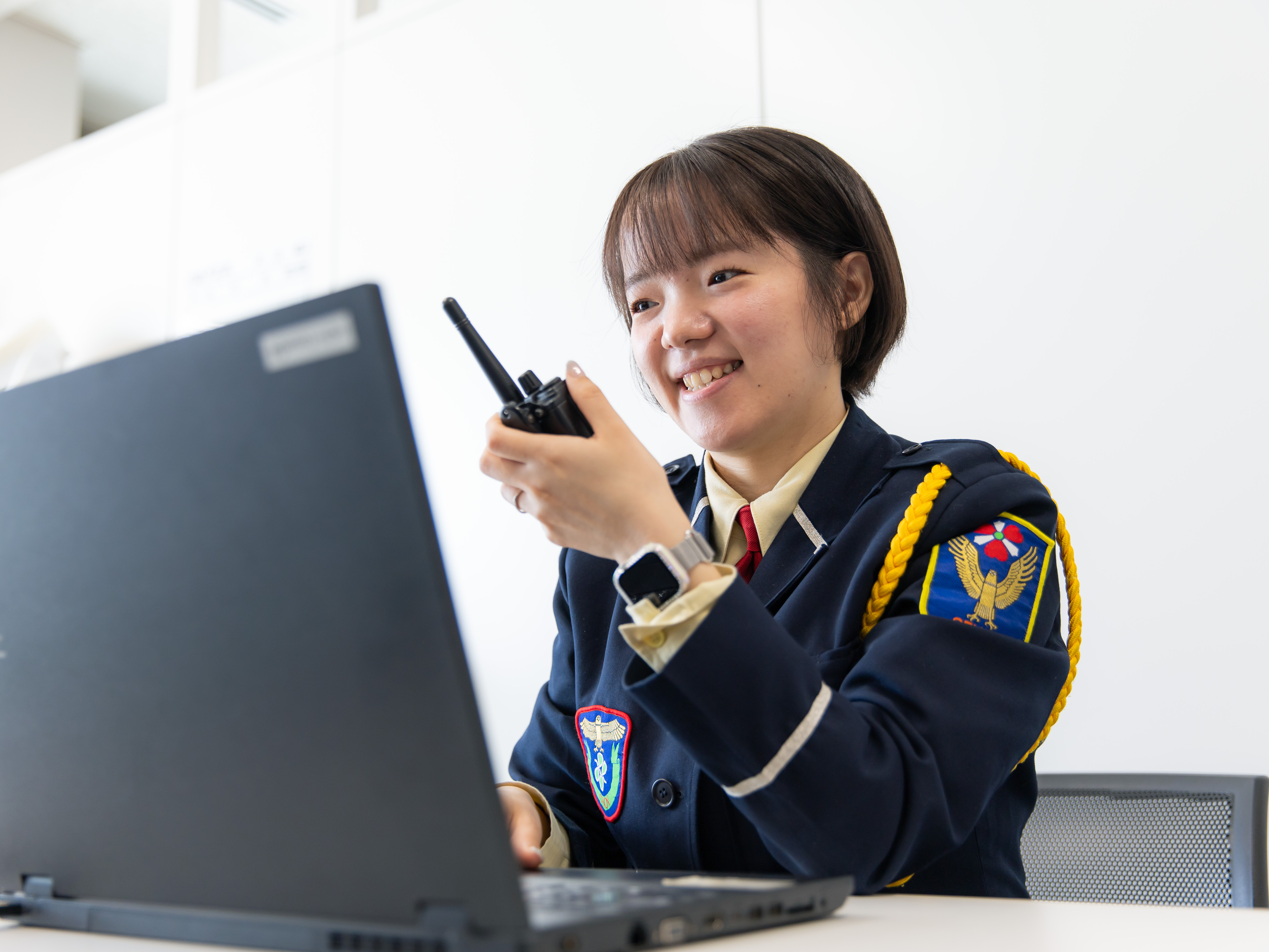 女性が女性らしく活躍出来る職場。警備＝男性のイメージが強いですが、当社では新卒、主婦、シニアの方まで年代幅広く活躍しているのが特徴です。「生涯働ける職場」をテーマに日々労働環境は進化しています。