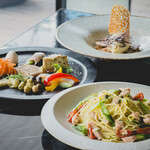 ランチはパスタを中心に、前菜やデザートもご用意。リーズナブルな価格で本格的な料理を楽しめるため、近隣で働く方や地域のお客様にも利用されています。