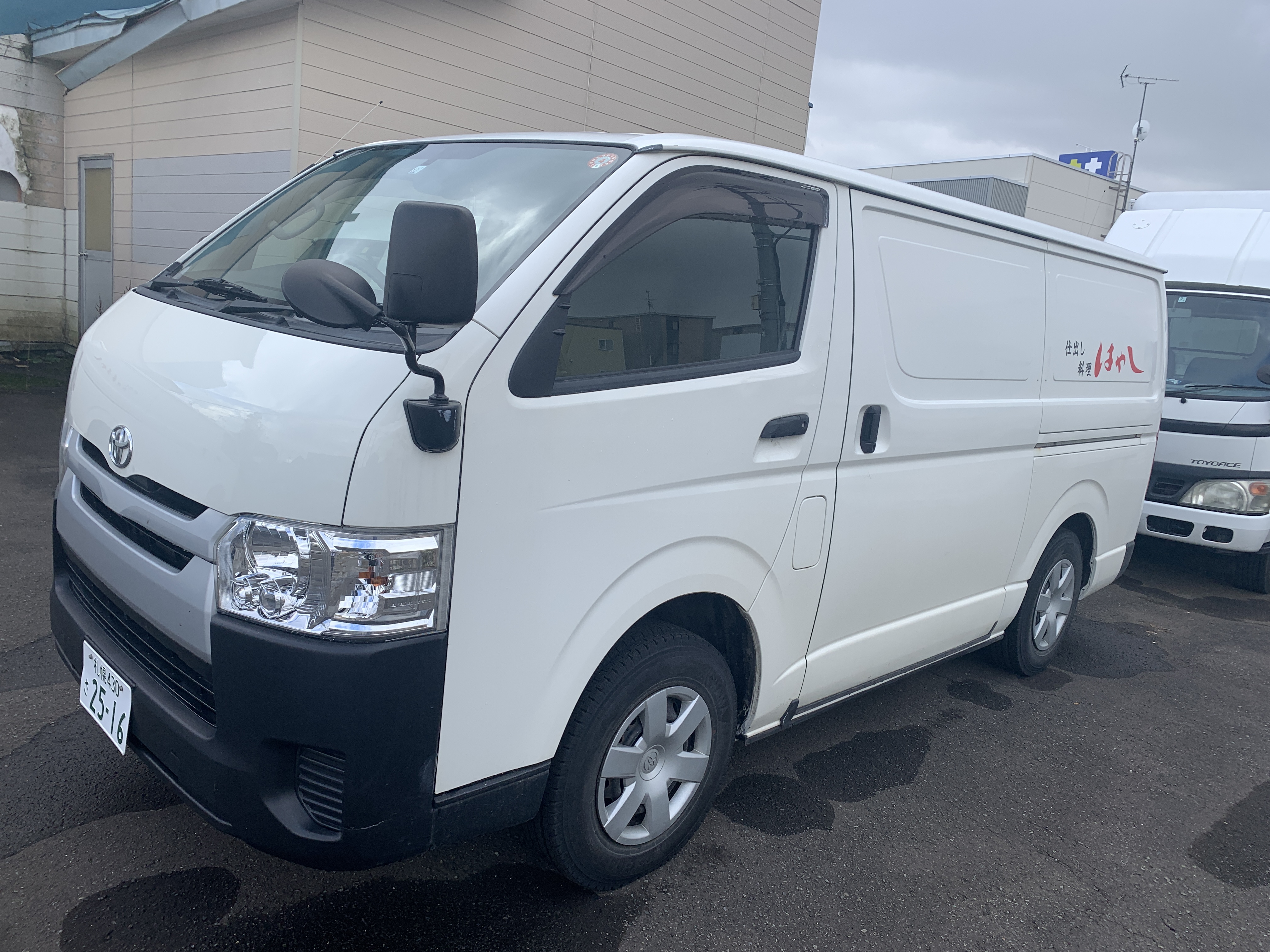 プランニングスタッフは28歳（入社2年目）・38歳（入社4年目）・56歳（入社25年目）の3名が活躍中｡仕事終わりに気軽にラーメンを食べに行ったりゲームをしたりと､少数精鋭だからこその家族のような距離感があります｡