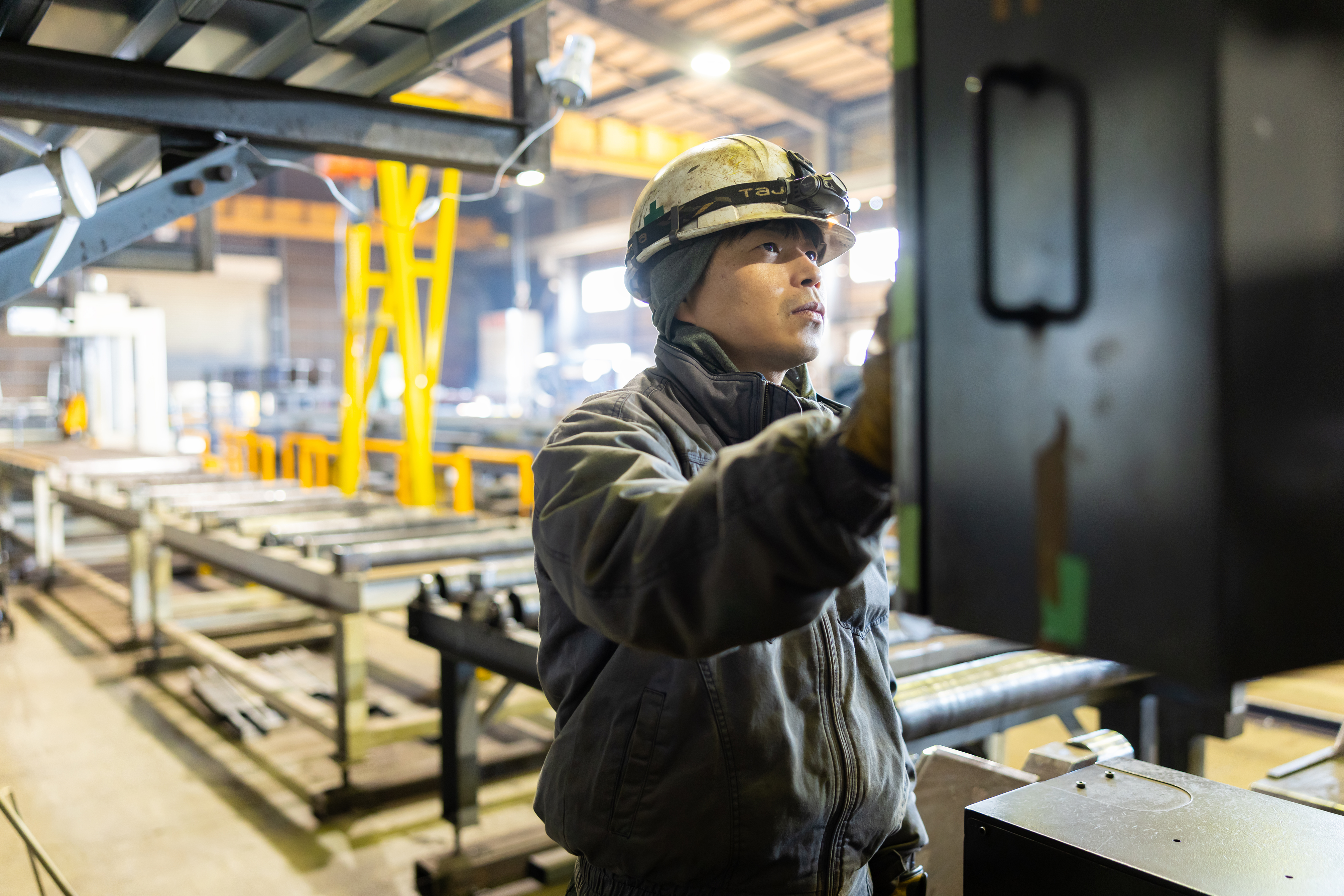 【工場について2】工場内にはさまざまな機械が揃っており、作業の負担軽減につながっています。操作もボタンひとつで行えるため、未経験の方でもすぐに慣れることができると思います。