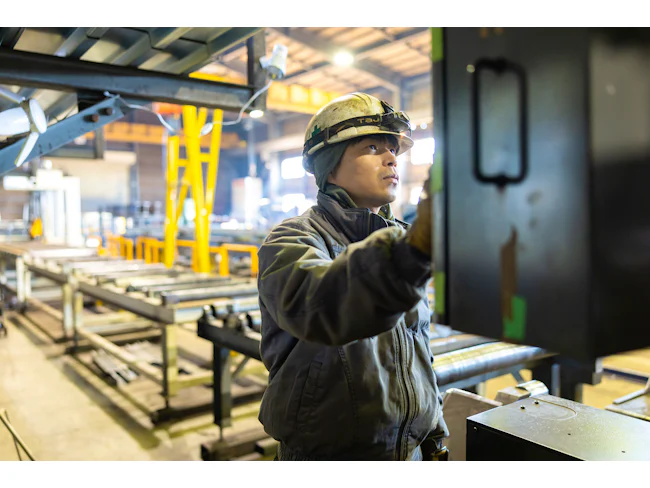 【工場について2】工場内にはさまざまな機械が揃っており、作業の負担軽減につながっています。操作もボタンひとつで行えるため、未経験の方でもすぐに慣れることができると思います。