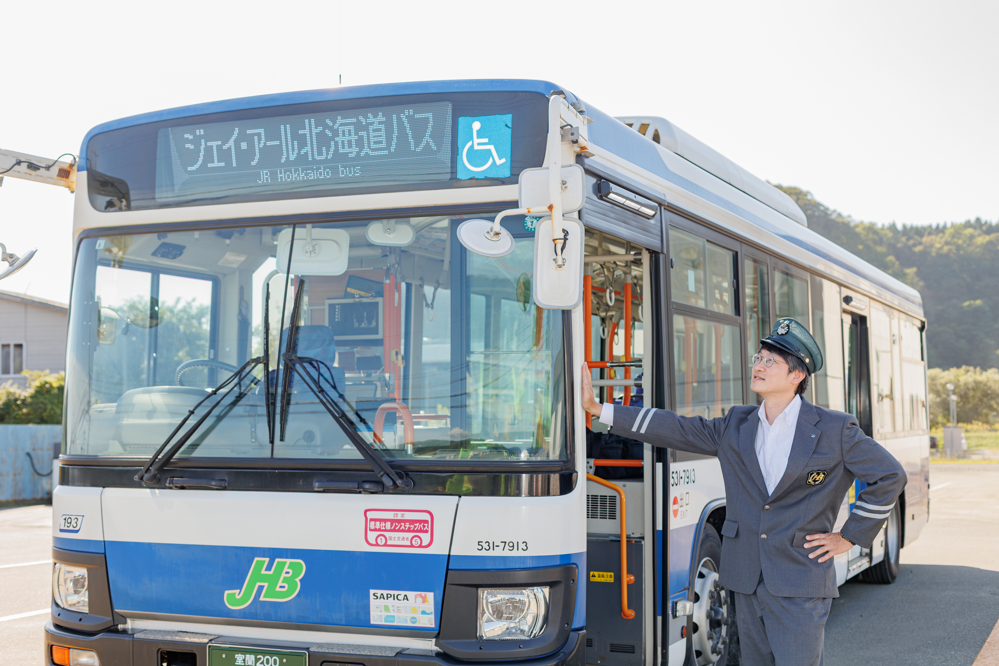 青色の「ジェイ・アール」バス。社宅、休憩所などの労働環境がしっかり整っています