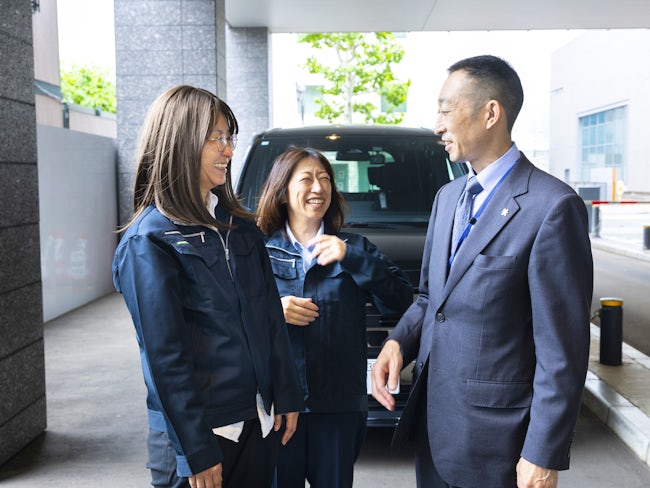 未経験から始める方もいますが大型バスの運転手やタクシー運転手を経験されていた方も多く在籍。残業ほぼなしで土日休み、運行ルートが決まっている事も働きやすさの要因。詰め所の時間もあるので仲間づくりも。