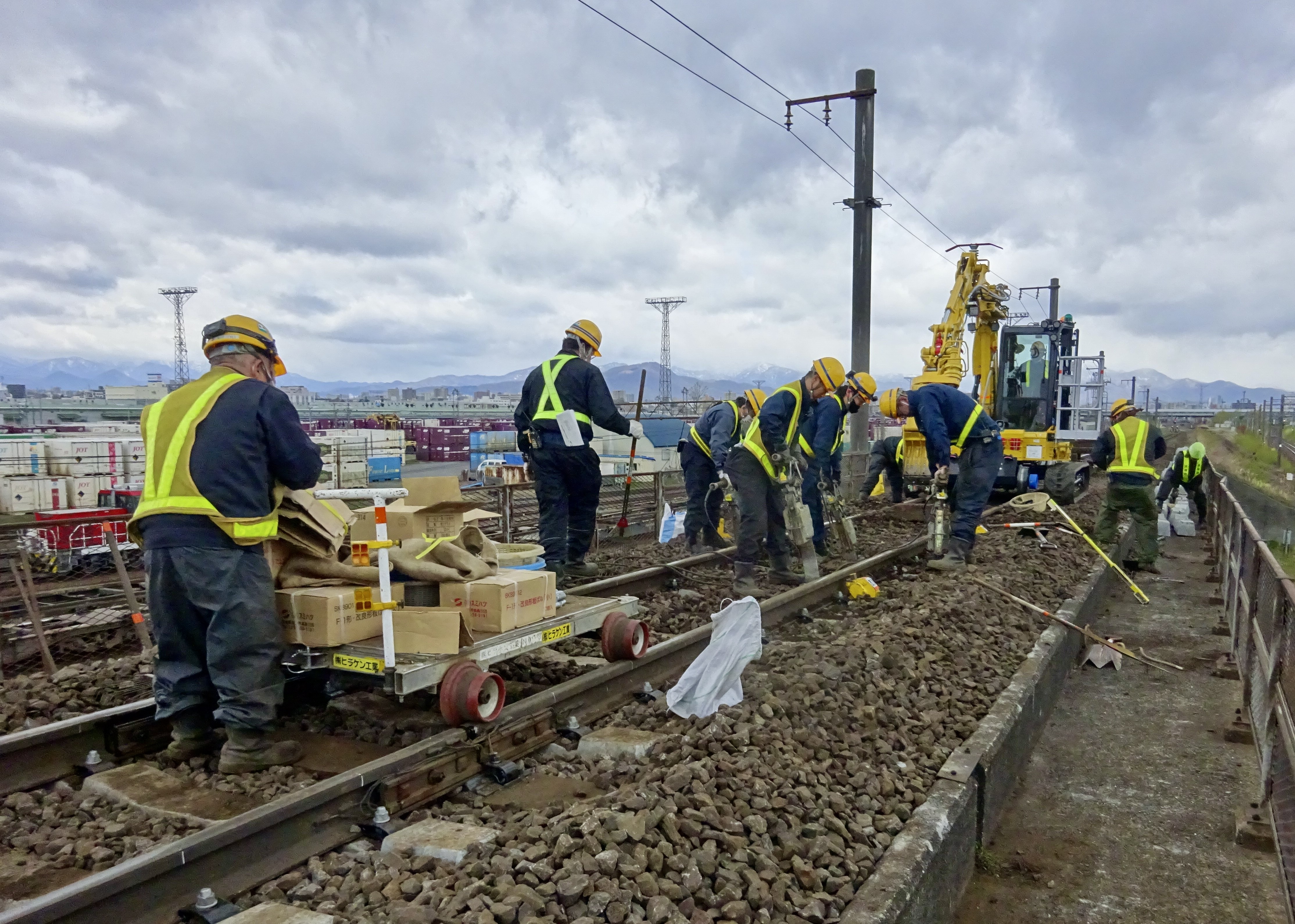 希望者は夏季作業（線路補修）もありますのでご気軽に相談下さい。