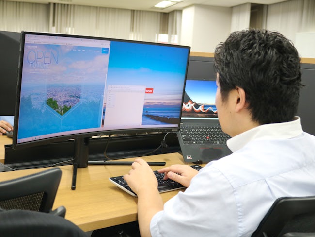 2023年12月のオフィス増床に伴い、社員の意見を募り大型PCモニターを導入。職場環境・作業ツールに関しても社員の意見を取り入れアップデートしています。